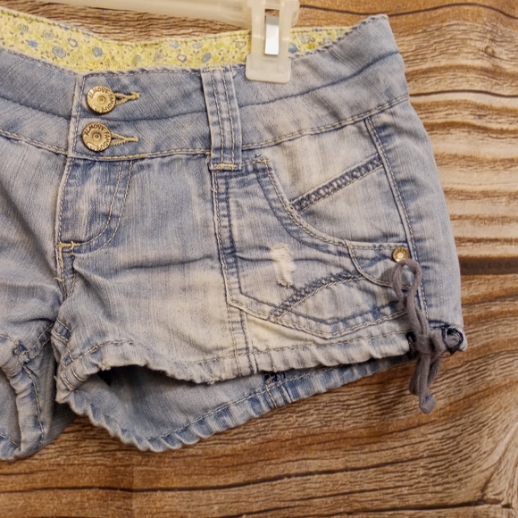 Short Shorts Almost Famous Light Blue Jeans - Picture 4 of 12